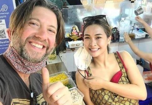 Jason Rupp with jenlalisa thai vlogger making video together in the street of bangkok